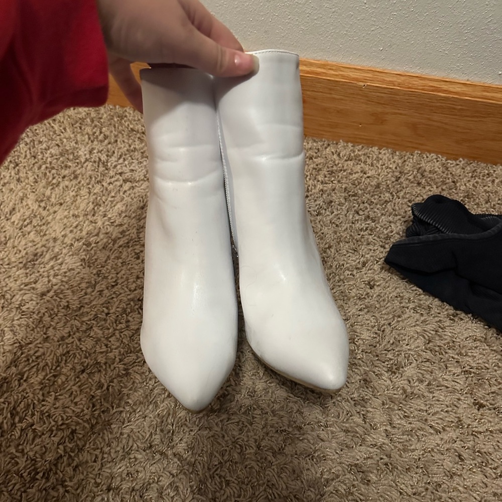 Size 8 womans white booties